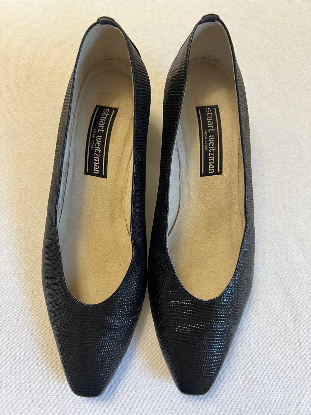 Stuart Weitzman Vintage Black Lizard Embossed Agra Leather Pumps Low Heel 10